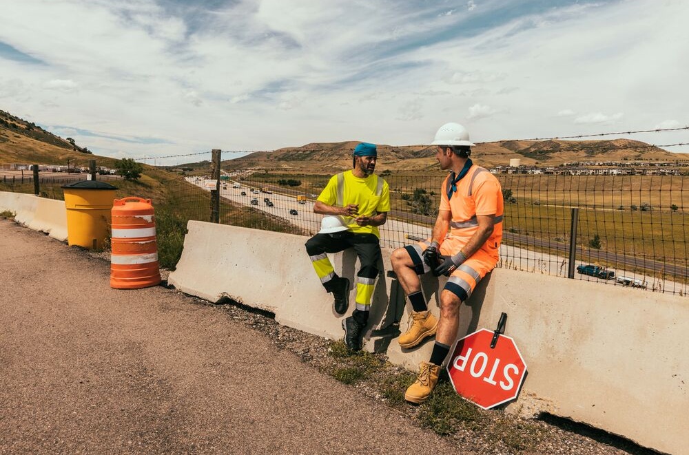 Profissional junto a doca marítima com vestuário de segurança de alta visibilidade