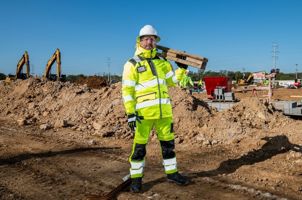 Operário com vestuário de alta visibilidade num estaleiro