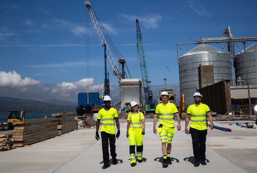 Equipa industrial em ambiente portuario